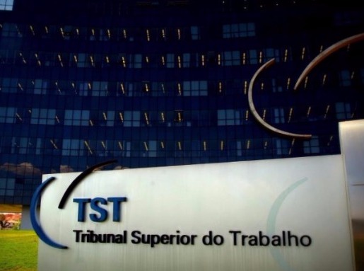 Revista aleatória de trabalhadores não gera dano moral.